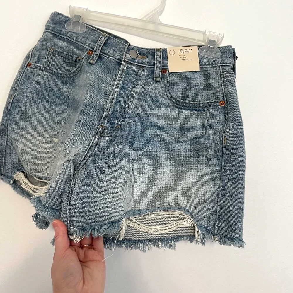 NEW NWT UNIVERSAL THREAD Mid Rise 90's Baggy Denim Shorts Light Wash Raw Hem 2
